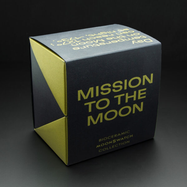 Swatch x Omega, MoonSwatch "Mission to Moonshine Gold Floral", Flower Moon May, 42mm, Black Dial, Bioceramic - immagine 3